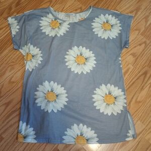 MissLook Top. Daisies. Gray. Women's L